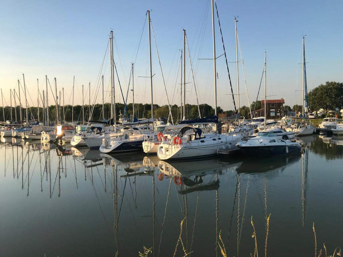 Mobil Home Avec Spacieuse Terrasse A Meschers Proche De Royan 외부 사진